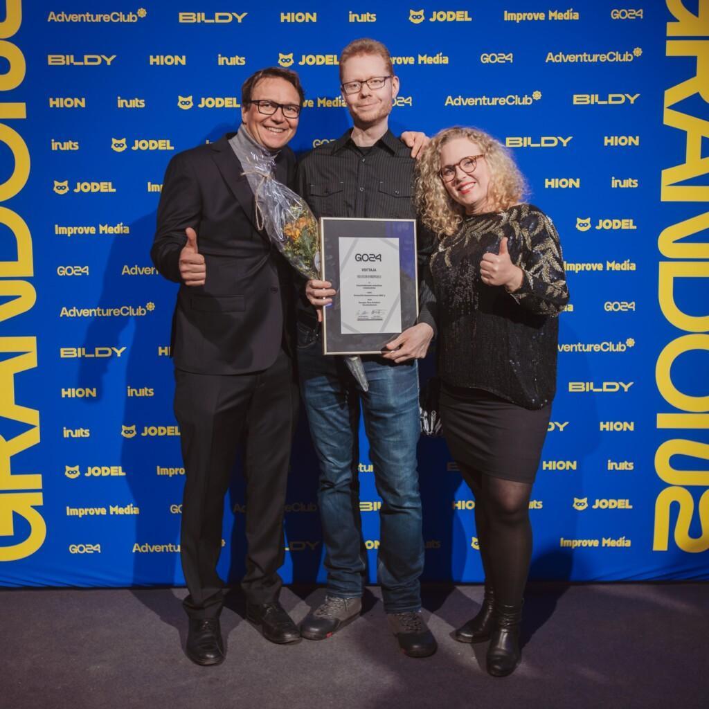Ekologisin verkkopalvelu -kategorian voittajatiimi poseeraa Grand One -gaalassa.